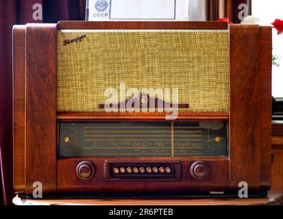 Radio des 30s. Des 20. Jahrhunderts in einem polierten Holzgehäuse aus der UdSSR. Stockfoto