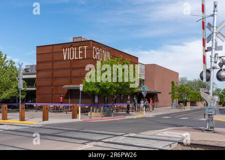 Violet Crown Cinema by Railroad Crossing im Railyard District in Santa Fe, New, Mexiko, USA. Stockfoto