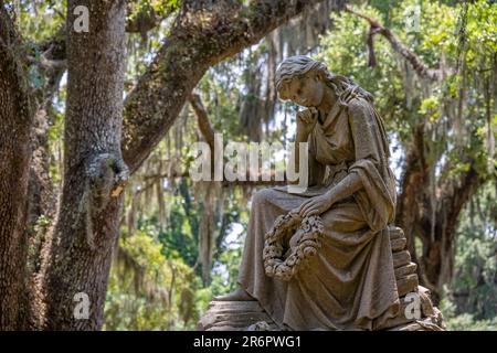 Historisches Bonaventure Cemetery Memorial inmitten von südlichen Eichen und spanischem Moos in Savannah, Georgia. (USA) Stockfoto