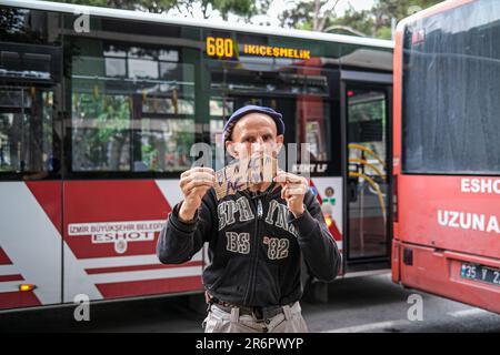 Izmir, Türkei. 31. Mai 2023. Ein Mann läuft mit einem "Ich bin hungrig" Schild herum. (Foto: Murat Kocabas/SOPA Images/Sipa USA) Guthaben: SIPA USA/Alamy Live News Stockfoto