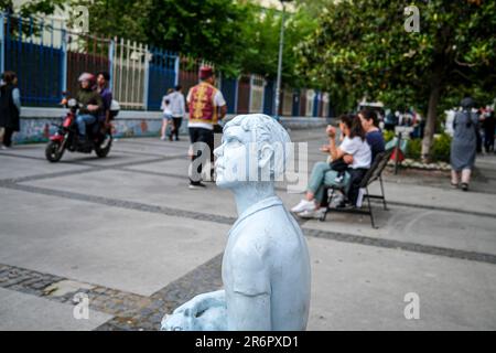 Izmir, Türkei. 31. Mai 2023. Menschen gehen an einer Statue vorbei. (Kreditbild: © Murat Kocabas/SOPA Images via ZUMA Press Wire) NUR REDAKTIONELLE VERWENDUNG! Nicht für den kommerziellen GEBRAUCH! Stockfoto