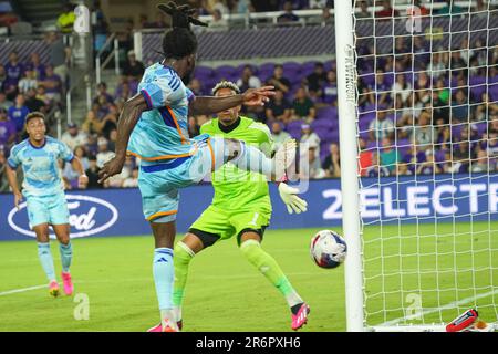 Orlando, Florida, USA, 10. Juni 2023, Lalas Abubakar #6, Verteidiger der Colorado Rapids, versucht, in der ersten Halbzeit im Exploria Stadium ein Tor zu schießen. (Foto: Marty Jean-Louis/Alamy Live News Stockfoto