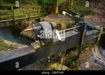 Detail der Wickelausrüstung mit integriertem Verriegelungsmechanismus an Schleuse 11 am Rochdale Canal Stockfoto