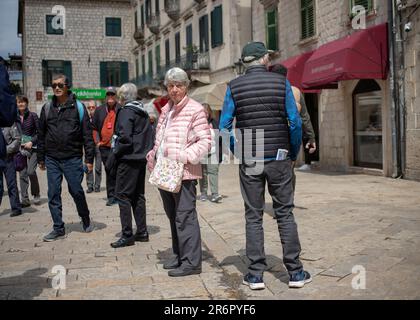 Montenegro, 13. April 2023: Eine große Gruppe von Touristen auf der Piazza of the Arms (Trg od oružja) in der Altstadt von Kotor Stockfoto