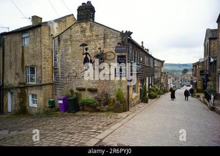 Blick auf die Hauptstraße in Howarth während eines kalten Winternachmittags Stockfoto