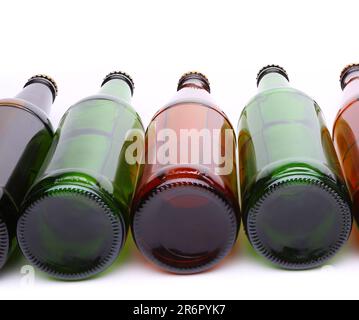 Flaschen liegen in Reihe. Nahaufnahme der Flaschenböden. Stockfoto