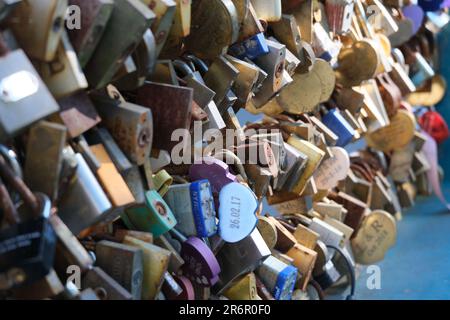 Nahaufnahme der Tausenden von Vorhängeschlössern auf einer Brücke in Bakewell, Derbyshire. Es wurde berichtet, dass der gemeinderat plant, die Schlösser zu entfernen Stockfoto