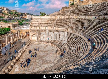 Panoramablick auf das römische Theater im östlichen Teil von Amman, der jordanischen Hauptstadt. Stockfoto