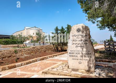 Mt Nebo, Jordanien - 14 2023. April: Das Denkmal von Moses mit der Moses Gedächtniskirche im Hintergrund. Stockfoto