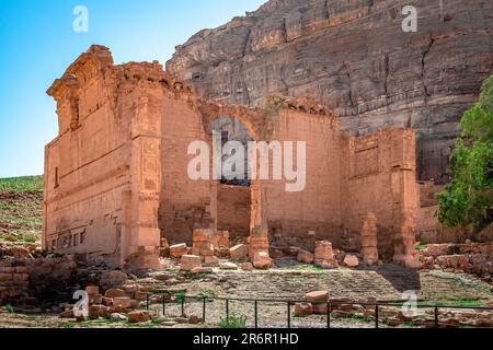 Die Ruinen von Qasr al-Bint (Burg der Tochter des Pharaos), einem Tempel in der nabatäischen Stadt Petra, Jordanien. Stockfoto