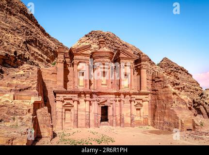 Das Kloster, wohl eines der berühmtesten Denkmäler im Archäologischen Park Petra in Jordanien. Stockfoto