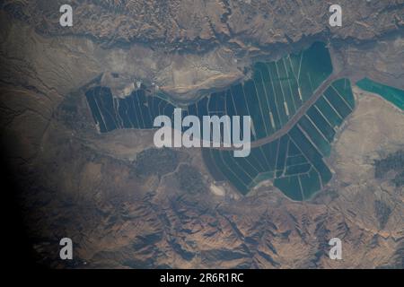 Das Tote Meer, die niedrigste Oberfläche der Erde (1.300 Fuß [400 Meter] unter dem Meeresspiegel), wird am 19. Mai 2023 fotografiert, während die Internationale Raumstation (ISS) 257 Meilen über dem Nahen Osten umkreist. Kredit: Sultan Alneyadi/NASA über CNP Stockfoto