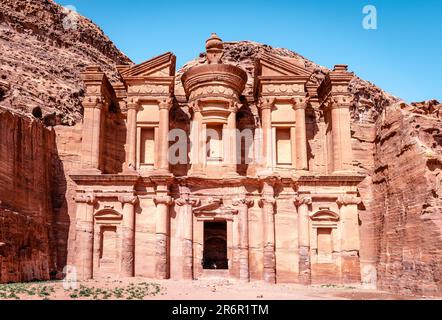 Das Kloster, wohl eines der berühmtesten Denkmäler im Archäologischen Park Petra in Jordanien. Stockfoto