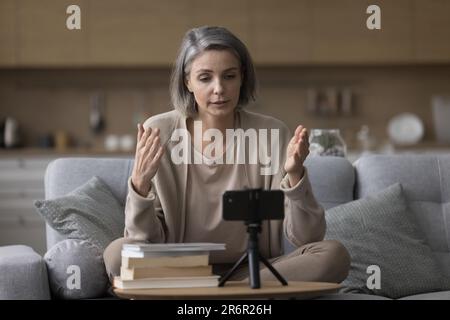 Seriöse, reife Online-Lehrerin, die ein Webinar für die Schule hält Stockfoto