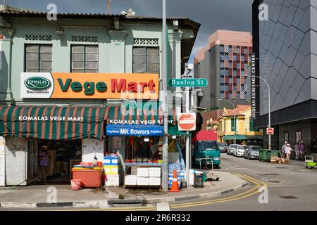 Ein farbenfrohes traditionelles Ladenhaus mit Gemüseladen in der Dunlop Street, Little India, Singapur Stockfoto