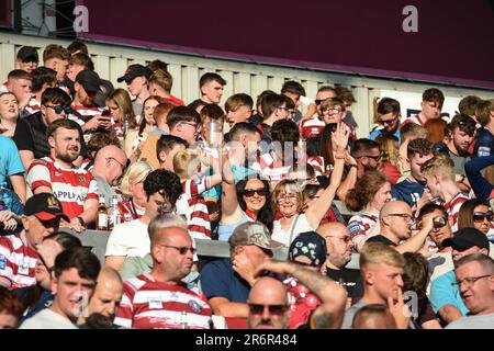 St. Helens, England - 9. Juni 2023 - Fans der Wigan Warriors Rugby League Betfred Super League, St. Helens gegen Wigan Warriors im Totally Wicked Stadium, St. Helens, Großbritannien Stockfoto