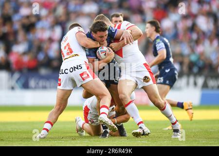 St. Helens, England - 9. Juni 2023 - Liam Byrne von Wigan Warriors, angegriffen von Morgan Knowles von St. Helens. Rugby League Betfred Super League, St. Helens gegen Wigan Warriors im Totally Wicked Stadium, St. Helens, Großbritannien Stockfoto