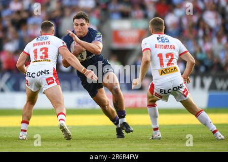 St. Helens, England - 9. Juni 2023 - Liam Byrne von Wigan Warriors, angegriffen von Morgan Knowles von St. Helens. Rugby League Betfred Super League, St. Helens gegen Wigan Warriors im Totally Wicked Stadium, St. Helens, Großbritannien Stockfoto