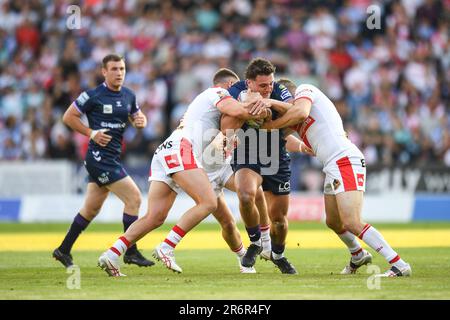 St. Helens, England - 9. Juni 2023 - Liam Byrne von Wigan Warriors, angegriffen von Morgan Knowles von St. Helens. Rugby League Betfred Super League, St. Helens gegen Wigan Warriors im Totally Wicked Stadium, St. Helens, Großbritannien Stockfoto