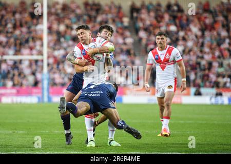 St. Helens, England - 9. Juni 2023 - Tommy Makinson von St. Helens, angegriffen von Bevan French und Joe Shorrocks von Wigan Warriors. Rugby League Betfred Super League, St. Helens gegen Wigan Warriors im Totally Wicked Stadium, St. Helens, Großbritannien Stockfoto