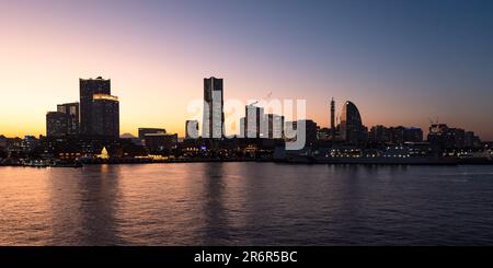 Yokohama, Japan - YOKOHAMA-Stadt - MINATOMIRAI Stadtbild in der Dämmerung und Skyline von der Yokohama-Bucht bei Sonnenuntergang vom Osanbashi International Stockfoto