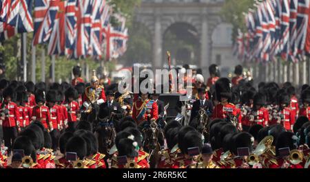 London, Vereinigtes Königreich, 10. Juni 2023. Der Colonels Review, die letzte Probe für Trooping the Colour, findet an dem heißesten Tag des Jahres in London statt, an dem HKH, der Prinz von Wales (links vom Zentrum), als Regimentaler Oberst Welsh Guards teilnimmt. Bild: Der Prinz von Wales kehrt in Hitzeschleife an der Mall entlang zurück, nachdem er an der Zeremonie in der Horse Guards Parade teilgenommen hat Stockfoto