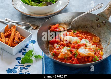 Sizilianischer Fisch mit Pfeffersoße und Süßkartoffelchips Stockfoto