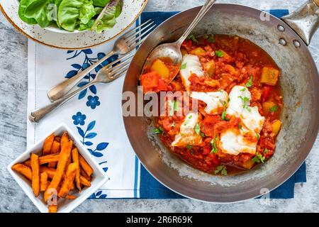 Sizilianischer Fisch mit Pfeffersoße und Süßkartoffelchips Stockfoto