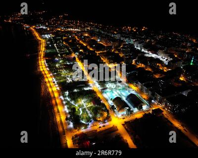 Dieses Luftbild zeigt die atemberaubende Skyline der Stadt Tatvan, Bitlis in der Türkei Stockfoto