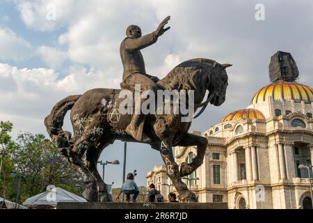 Graffiti auf der Reiterstatue von Francisco Madero, Palacio de Bellas Artes, Palace of Fine Arts Mexico City, Mexiko Stockfoto