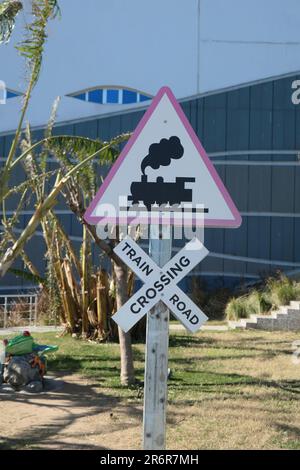 Warnschild für Zugüberquerung Stockfoto