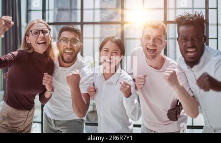 Porträt eines erfolgreichen kreativen Geschäftsteams, das die Kamera anschaut und lächelt. Stockfoto