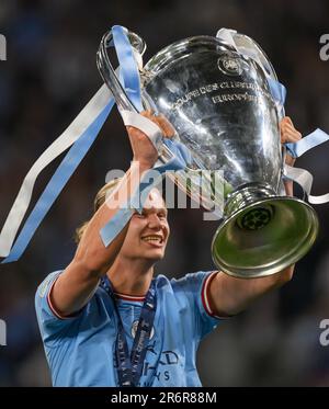 Istanbul, Türkei. 10. Juni 2023. 10. Juni 2023 - Manchester City / Inter Mailand - UEFA Champions League - Finale - Atatürk Olympiastadion. Das Erling Haaland von Manchester City feiert mit der Champions League-Trophäe in Istanbul. Bildkredit: Mark Pain / Alamy Live News Stockfoto