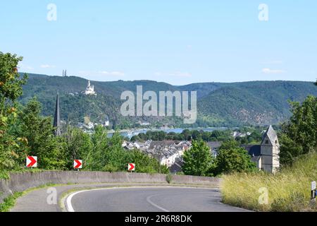 Straße nach Rhens mit Blick auf Braubach Stockfoto