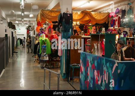 England, London, Shoreditch, Brick Lane, Vintage Clothing Store Stockfoto