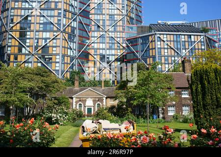 London: Hopton Street, Southwark, privater Garten zwischen Wolkenkratzern, london, Großbritannien Stockfoto