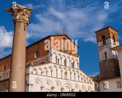 Romanische Kirche Santa Maria Forisportam (St. Mary), errichtet im 12. Jahrhundert im historischen Zentrum von Lucca, mit antiker römischer Säule Stockfoto