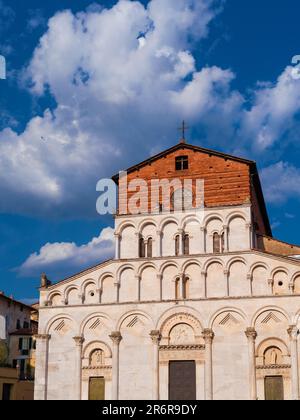 Romanische Kirche Santa Maria Forisportam (St. Mary), errichtet im 12. Jahrhundert im historischen Zentrum von Lucca Stockfoto