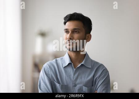 Ernsthaft, aufmerksam, junger Indianer, Innenporträt Stockfoto
