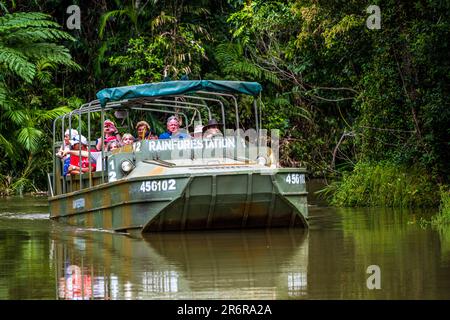 Barron Gorge National Park, Australien -- 20. Februar 2023. Foto einer Reisegruppe, die in einem Amphibienfahrzeug der Army Duck durch den Regenwald fährt. Stockfoto