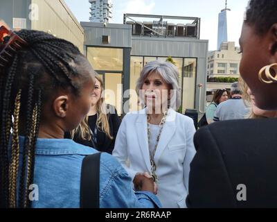 Spring Studios, 50 Varick St, Manhattan, NY, USA. 10. Juni 2023 Die Schauspielerin Jane Fonda – eine ikonische Figur in der Geschichte der Filmindustrie – übertrug eine besondere Veranstaltung beim Tribeca Film Festival 2023, wo sie den Harry-Belafonte-Preis 2023 annahm, der von Alicia Keys verliehen wurde. Kredit: Kredit: Julia Mineeva/EGBN TV News/Alamy Live News Stockfoto