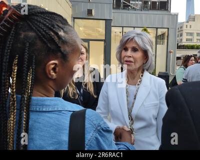 Spring Studios, 50 Varick St, Manhattan, NY, USA. Die Schauspielerin Jane Fonda – eine ikonische Figur in der Geschichte der Filmindustrie – übertrug eine besondere Veranstaltung beim Tribeca Film Festival 2023, wo sie den Harry-Belafonte-Preis 2023 annahm, der von Alicia Keys verliehen wurde. Kredit: Kredit: Julia Mineeva/EGBN TV News/Alamy Live News Stockfoto