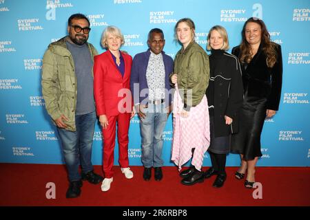 Sydney, Australien. 11. Juni 2023 70. Sydney Film Festival: Bad Behaviour, Australian Premiere Red Teppich im State Theatre, 49 Market Street. Abbildung: Regisseurin Alice Englert (3. von rechts) mit Mitgliedern der SFF Jury, L-R: Gefeierter Regisseur Anurag Kashyap (Indien), Filmkuratorin und Journalistin Dorothee Wenner (Deutschland), Filmemacher Visakesa Chandrasekaram (Australien/Sri Lanka), Regisseurin Alice Englert, Schauspielerin Mia Wasikowska (Australien) und Regisseurin Behrendt Larissa (Australien). Kredit: Richard Milnes/Alamy Live News Stockfoto