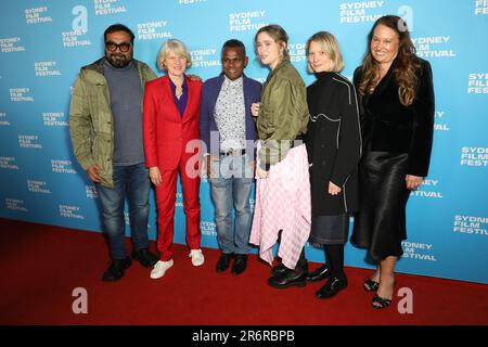 Sydney, Australien. 11. Juni 2023 70. Sydney Film Festival: Bad Behaviour, Australian Premiere Red Teppich im State Theatre, 49 Market Street. Abbildung: Regisseurin Alice Englert (3. von rechts) mit Mitgliedern der SFF Jury, L-R: Gefeierter Regisseur Anurag Kashyap (Indien), Filmkuratorin und Journalistin Dorothee Wenner (Deutschland), Filmemacher Visakesa Chandrasekaram (Australien/Sri Lanka), Regisseurin Alice Englert, Schauspielerin Mia Wasikowska (Australien) und Regisseurin Behrendt Larissa (Australien). Kredit: Richard Milnes/Alamy Live News Stockfoto