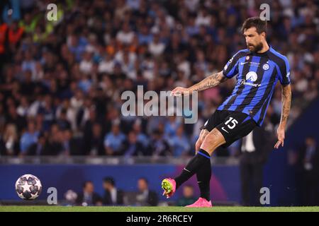 Istanbul, Turquie. 10. Juni 2023. Francesco Acerbi von Inter Mailand während der UEFA Champions League, Endspiel zwischen dem FC Manchester City und dem FC Internazionale am 10. Juni 2023 im Atatürk Olympiastadion in Istanbul, Türkei – Foto Jean Catuffe/DPPI Credit: DPPI Media/Alamy Live News Stockfoto