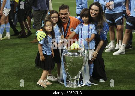 Manchester City Torwart Ederson Moraes feiert am 10. Juni 2023 im Atatürk Olympiastadion in Istanbul, Türkei, mit der Trophäe nach dem UEFA Champions League-Finale zwischen dem FC Manchester City und dem FC Internazionale (Inter Mailand) – Foto: Jean Catuffe/DPPI/LiveMedia Stockfoto