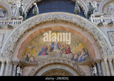 Venedig Italien - Markusdom - Markusbasilika - Fassadenmalereien auf der Westseite Stockfoto