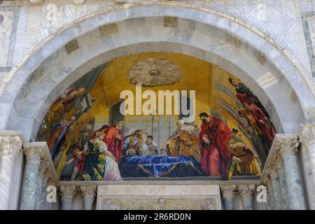 Venedig Italien - Markusdom - Markusbasilika - Fassadenmalereien auf der Westseite Stockfoto