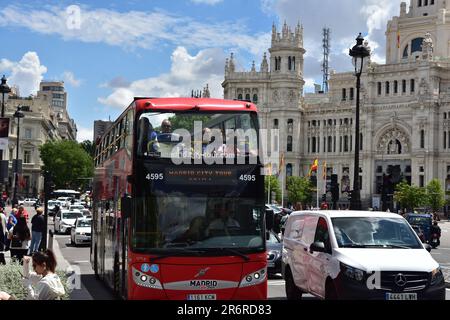 Juni 2023: Spaziergang durch Madrid. Touristenbus durch die Straßen von Madrid Stockfoto