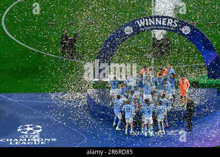 Istanbul, Türkei. 10. Juni 2023 Die Spieler von Manchester City heben die Trophäe des Europapokals auf dem Podium an, nachdem sie am 10. Juni 2023 im Atatürk-Olympiastadion in Istanbul das Fußballfinale der UEFA Champions League zwischen Inter Mailand und Manchester City gewonnen haben. Kredit: Tiziano Ballabio Kredit: Tiziano Ballabio/Alamy Live News Stockfoto